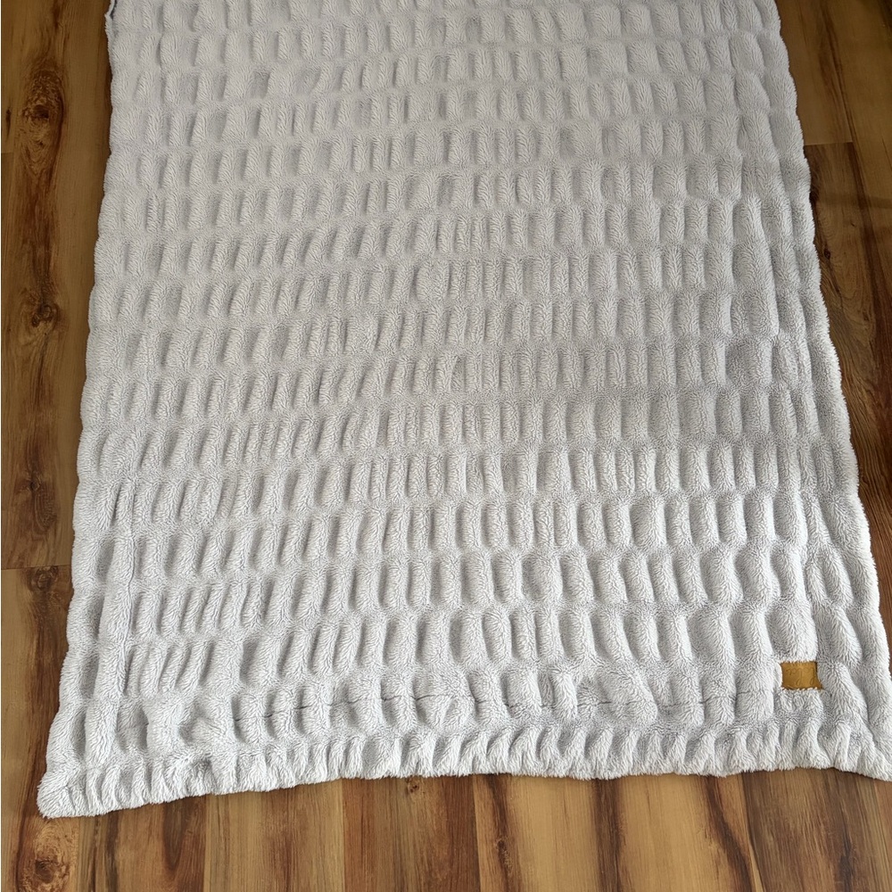 Lola Soft Gray Faux Fur Throw - Picture 3 of 6